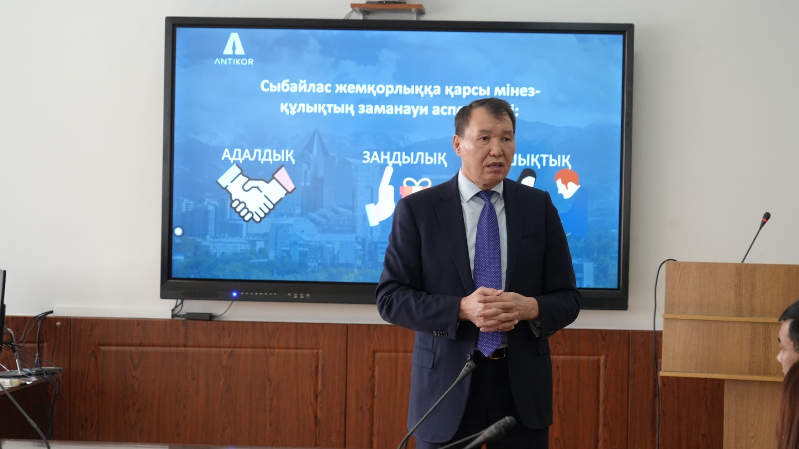 The event was attended by faculty members, students, and graduate students.