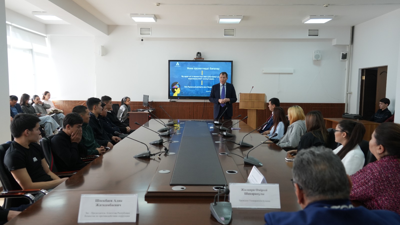 The event was attended by faculty members, students, and graduate students.