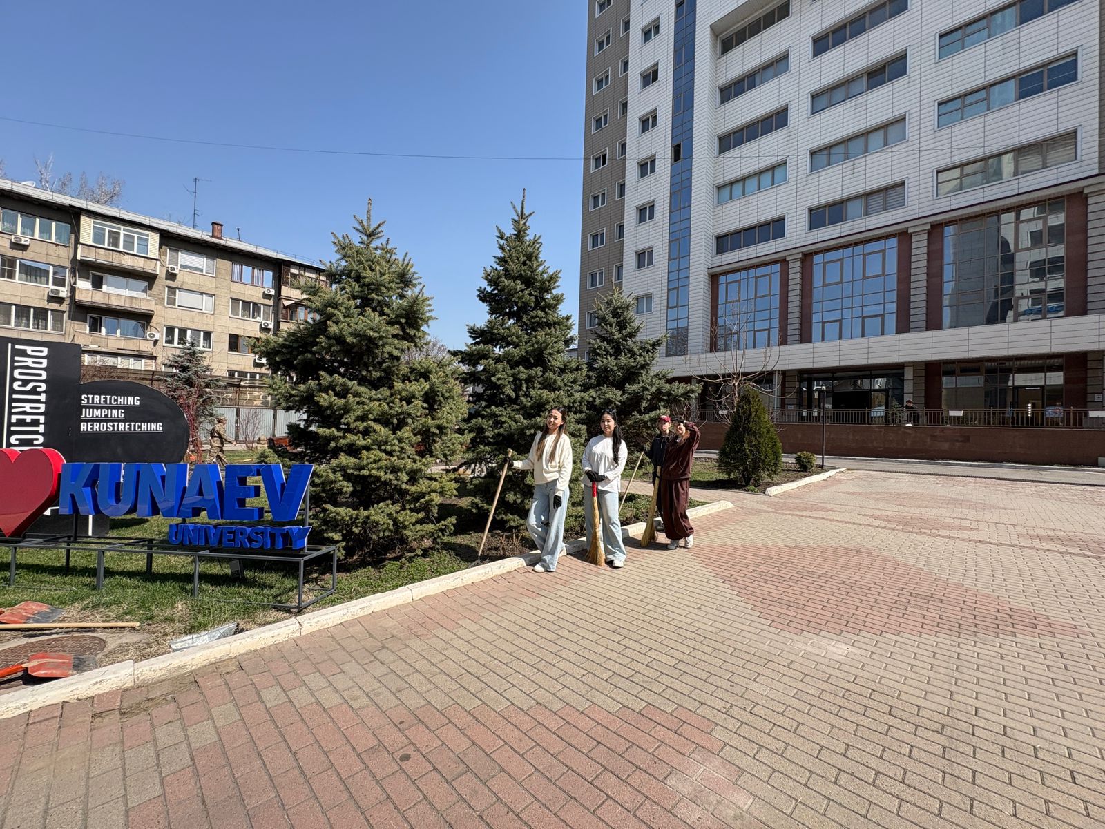 A large-scale clean-up event was held at Kunaev University as part of the “Taza Kazakhstan” campaign.