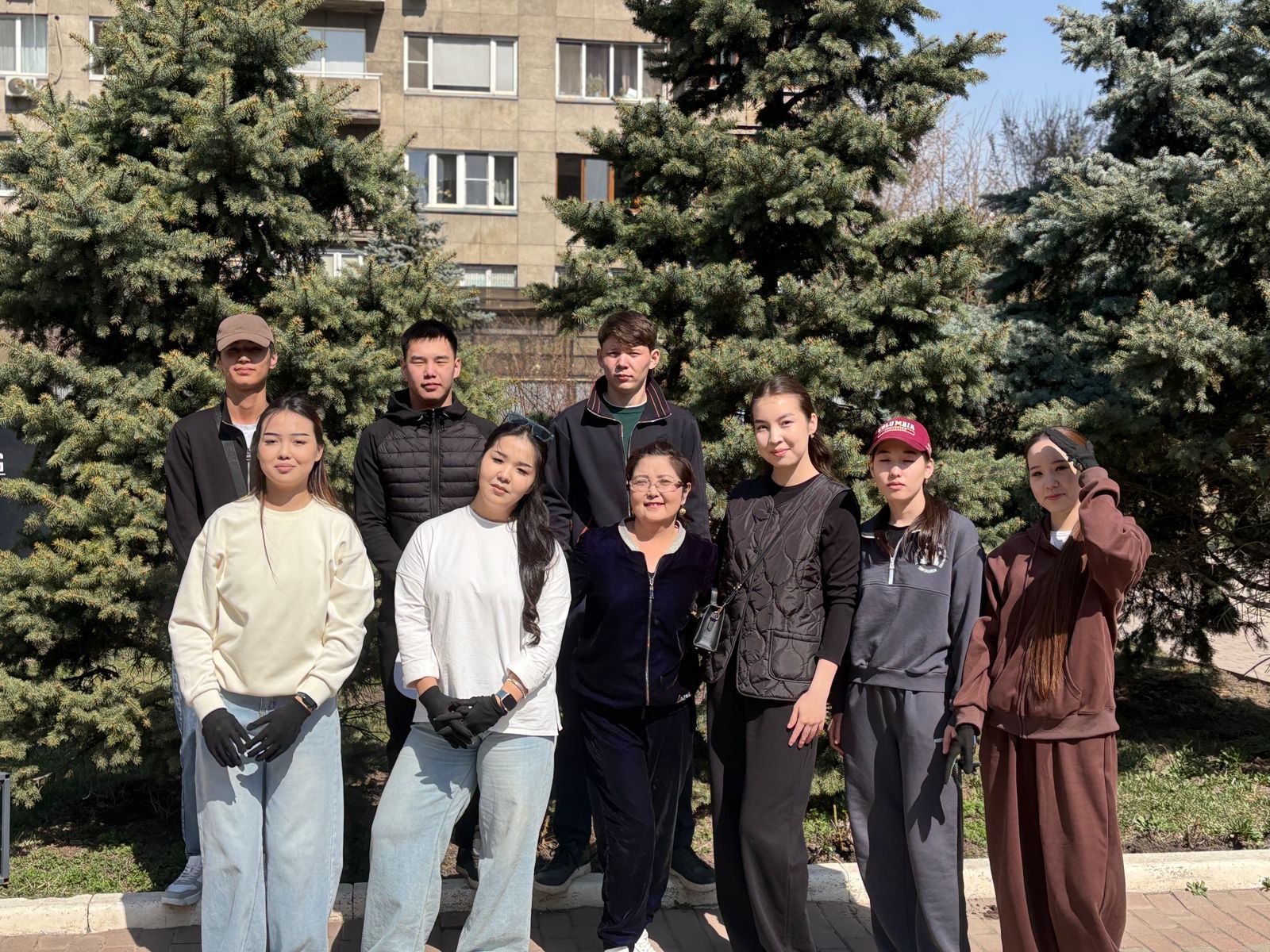 A large-scale clean-up event was held at Kunaev University as part of the “Taza Kazakhstan” campaign.