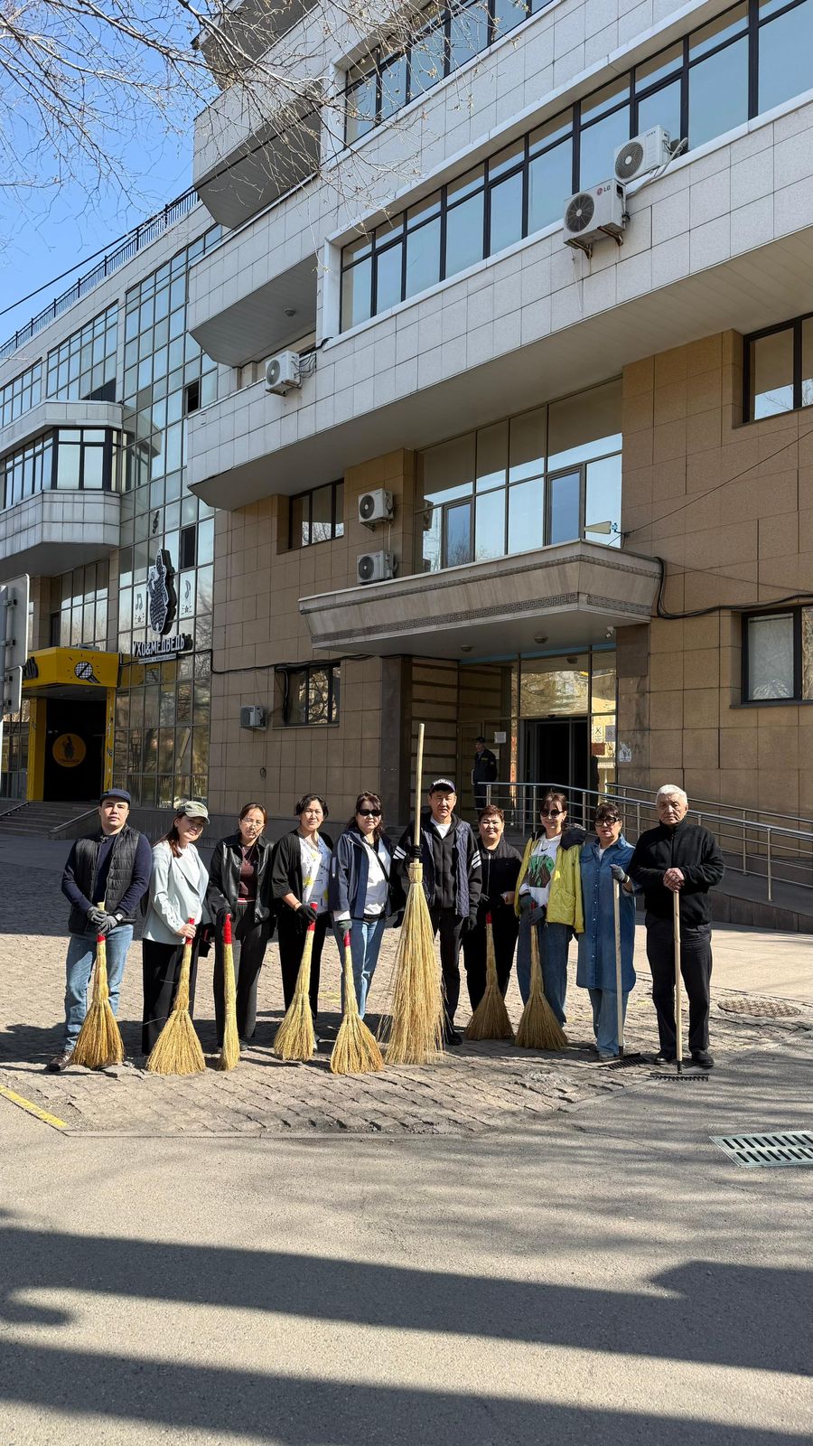 A large-scale clean-up event was held at Kunaev University as part of the “Taza Kazakhstan” campaign.