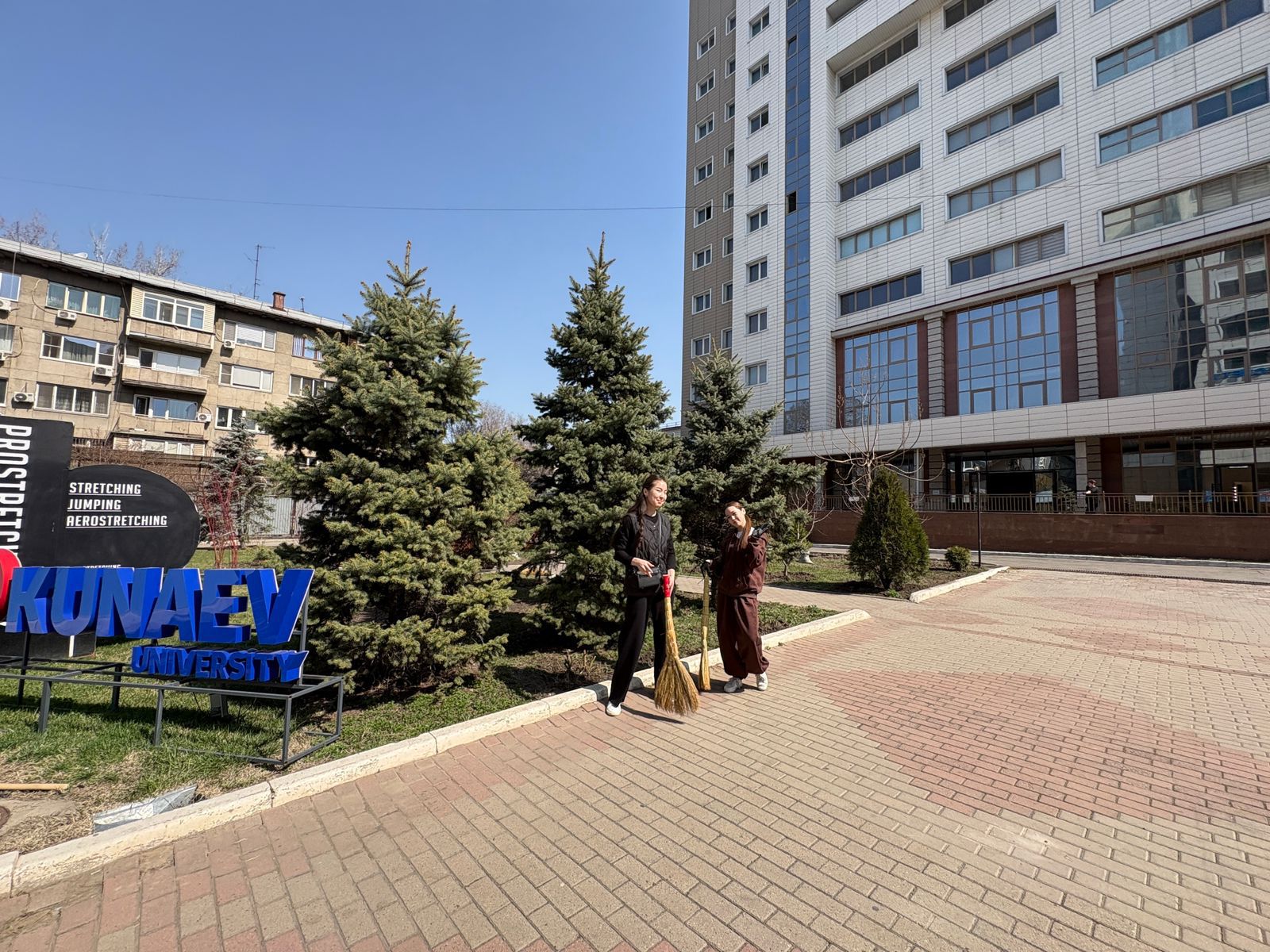 A large-scale clean-up event was held at Kunaev University as part of the “Taza Kazakhstan” campaign.