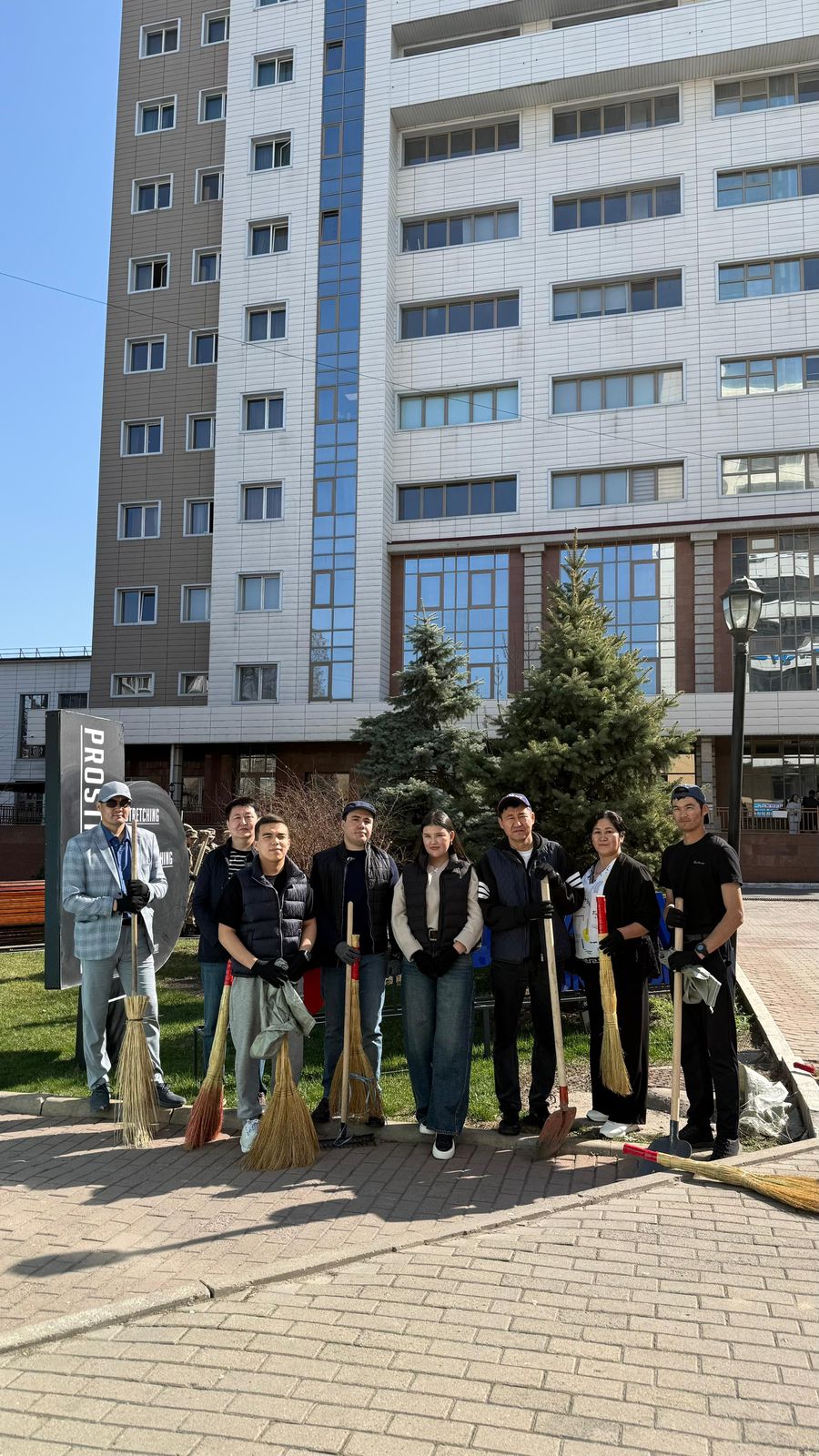 A large-scale clean-up event was held at Kunaev University as part of the “Taza Kazakhstan” campaign.