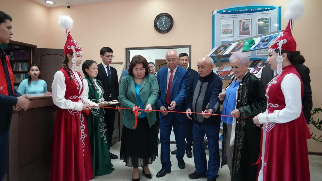 Grand Opening of the “Book Exchange Corner” Exhibition