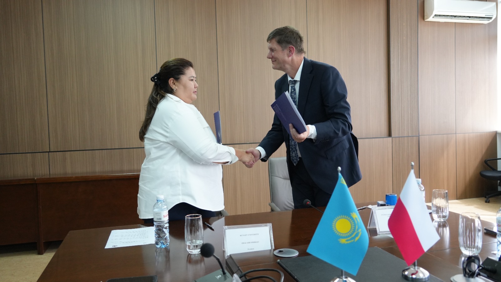 Kunaev University and Louis National University Business School Sign Memorandum of Cooperation